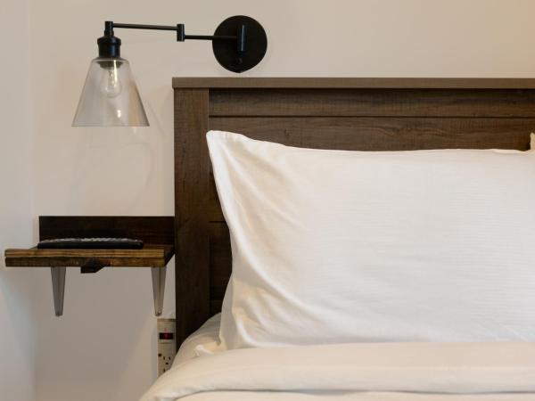 Samesun Kelowna Hostel : photo 8 de la chambre chambre double avec salle de bains privative