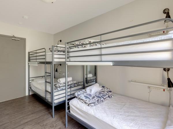 Samesun Kelowna Hostel : photo 10 de la chambre lit dans dortoir pour femmes de 4 lits