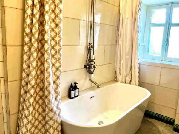 Maison Loire : photo 8 de la chambre chambre lit queen-size - vue sur jardin