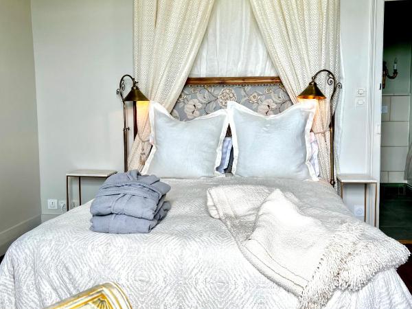 Maison Loire : photo 1 de la chambre chambre lit queen-size - vue sur jardin