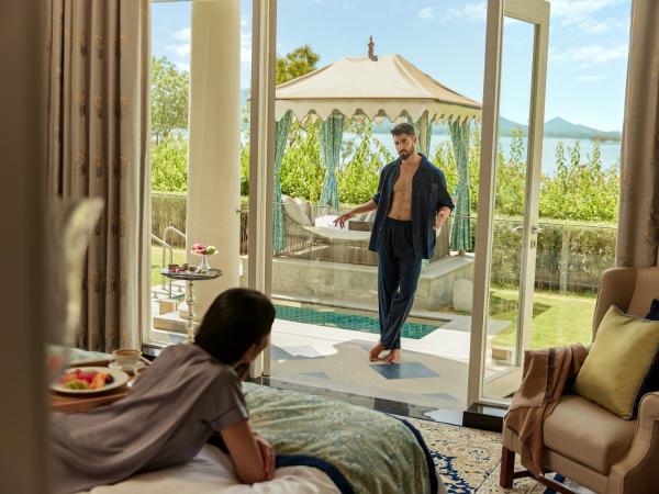 Raffles Udaipur : photo 4 de la chambre raffles oasis suite with plunge pool and cabana - complimentary 01 bottle of house wine upon arrival, butler on call, 15% discount on food & soft beverage and spa, 4 pieces laundry once per stay