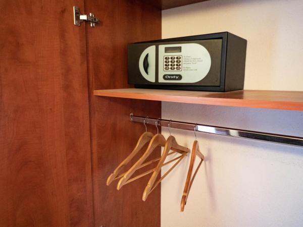 Equity Point Budapest : photo 6 de la chambre chambre quadruple avec salle de bains privative