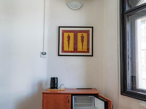Equity Point Budapest : photo 7 de la chambre chambre quadruple avec salle de bains privative