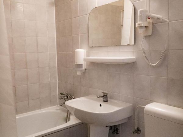 Equity Point Budapest : photo 1 de la chambre chambre quadruple avec salle de bains privative