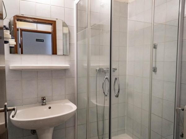 Equity Point Budapest : photo 3 de la chambre chambre quadruple avec salle de bains privative