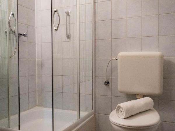 Equity Point Budapest : photo 2 de la chambre chambre quadruple avec salle de bains privative