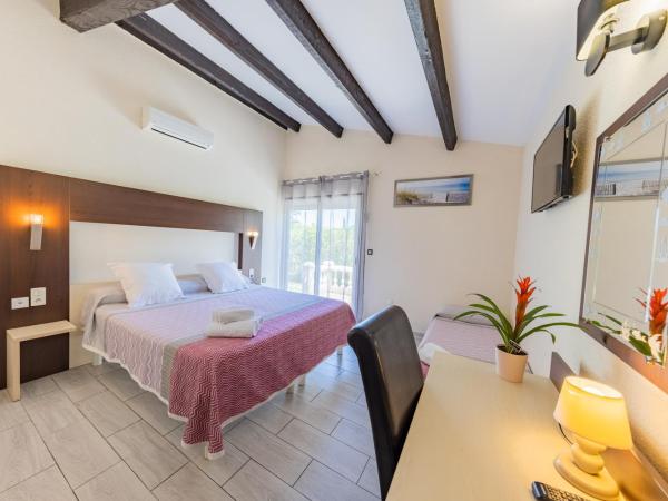 Hotel Hélios : photo 1 de la chambre chambre triple avec terrasse - piscine chauffée et parking gratuit