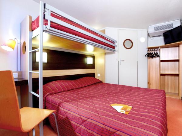 Premiere Classe Bourges : photo 7 de la chambre chambre triple (1 lit double et 1 lit simple)