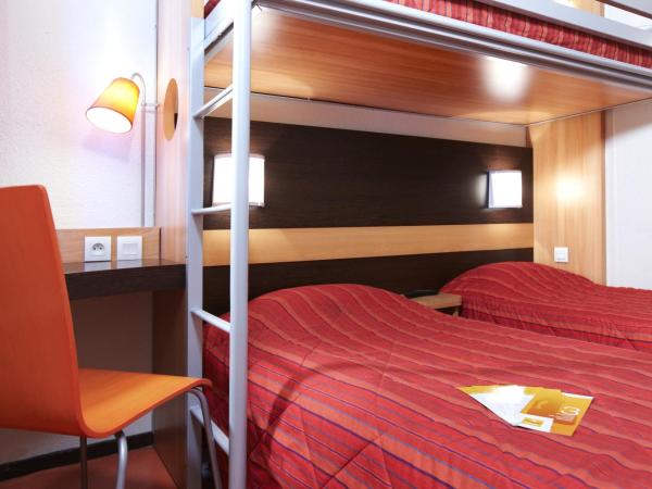 Premiere Classe Bourges : photo 3 de la chambre chambre triple (3 lits simples)