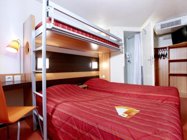 Premiere Classe Bourges : photo 2 de la chambre chambre triple (3 lits simples)