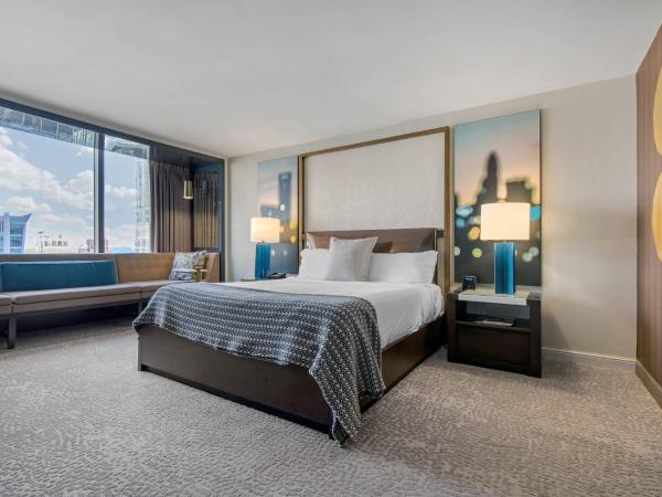 Omni Charlotte Hotel : photo 2 de la chambre chambre lit king-size premier - accessible aux personnes à mobilité réduite