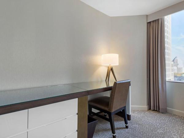 Omni Charlotte Hotel : photo 5 de la chambre chambre lit king-size premier - accessible aux personnes à mobilité réduite