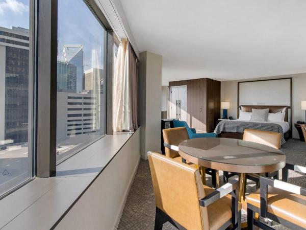 Omni Charlotte Hotel : photo 3 de la chambre suite exécutive avec 1 lit king-size