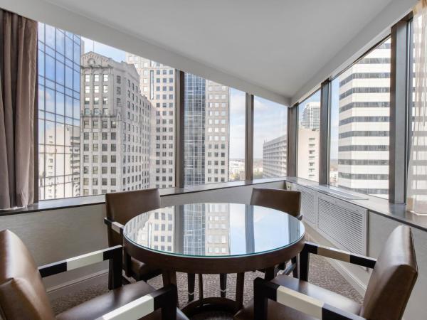 Omni Charlotte Hotel : photo 5 de la chambre suite exécutive avec 1 lit king-size