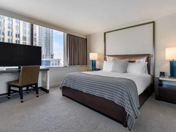 Omni Charlotte Hotel : photo 6 de la chambre suite exécutive avec 1 lit king-size