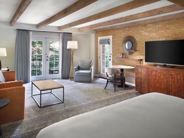 Omni La Mansion del Rio : photo 4 de la chambre hébergement ambassadeur lit king-size et balcon - vue sur rivière