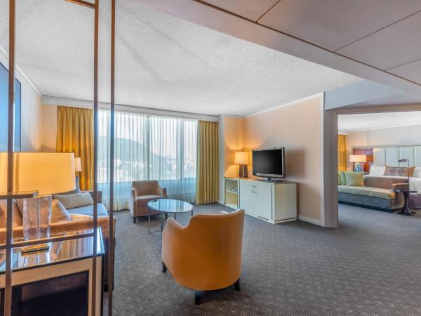 Omni Mont-Royal Hotel : photo 3 de la chambre suite omni avec 1 lit king-size et canapé-lit