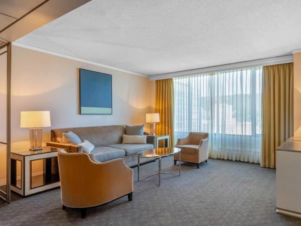 Omni Mont-Royal Hotel : photo 4 de la chambre suite omni avec 1 lit king-size et canapé-lit