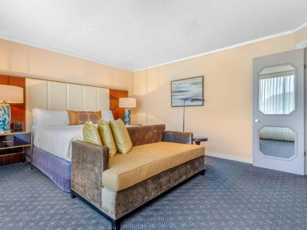 Omni Mont-Royal Hotel : photo 5 de la chambre suite omni avec 1 lit king-size et canapé-lit