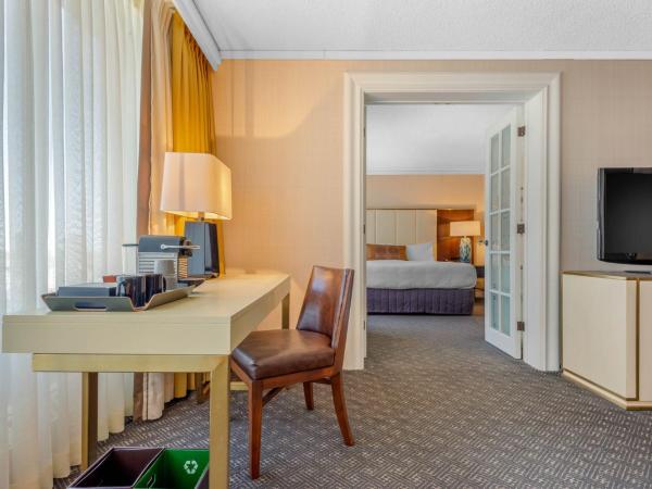 Omni Mont-Royal Hotel : photo 8 de la chambre suite omni avec 1 lit king-size et canapé-lit