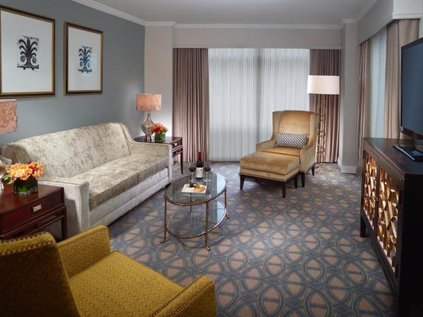 Omni Riverfront New Orleans : photo 1 de la chambre suite loft hospitalité avec lit king-size