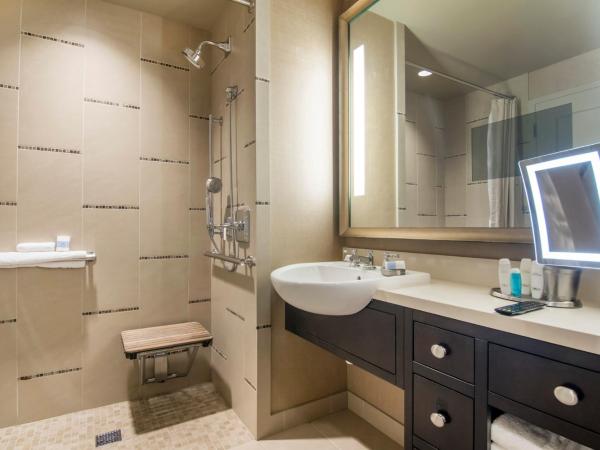 Omni Dallas Hotel : photo 7 de la chambre suite lit king-size exécutive avec douche accessible en fauteuil roulant - adaptée aux personnes à mobilité réduite