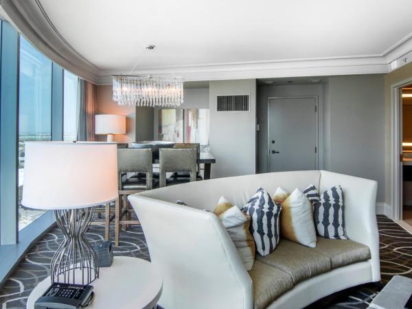 Omni Dallas Hotel : photo 9 de la chambre suite lit king-size d'angle de luxe