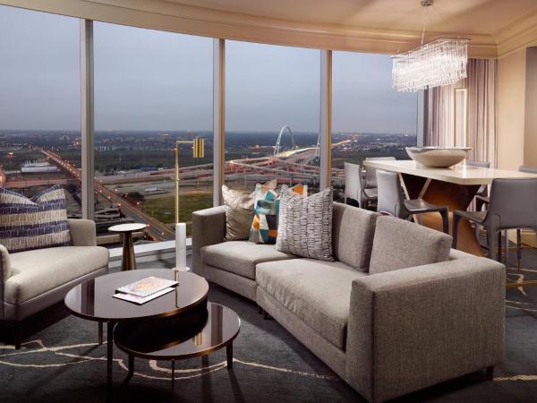 Omni Dallas Hotel : photo 3 de la chambre suite lit king-size d'angle de luxe