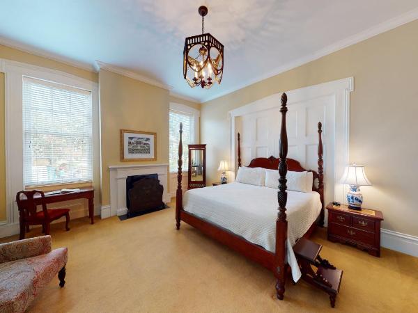 The Presidents' Quarters Inn : photo 2 de la chambre suite lit king-size avec balcon