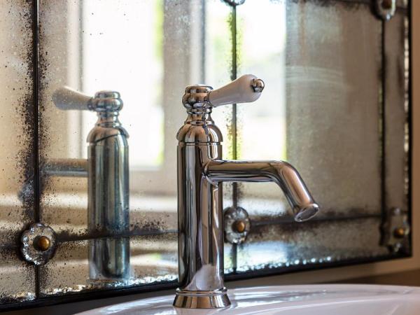 La Maison Mulatô, demeure privée d'hôtes, piscine & spa Libourne, Saint-Emilion : photo 6 de la chambre chambre double - vue sur piscine