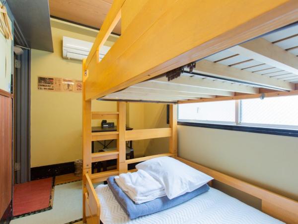 Guest House Shinagawa-shuku : photo 2 de la chambre lit simple dans dortoir pour hommes avec salle de bains commune