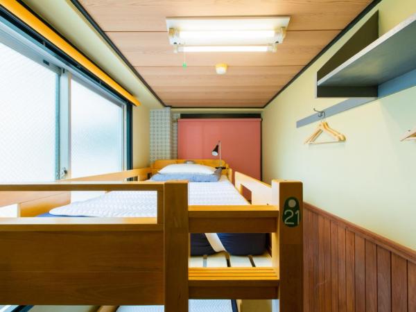 Guest House Shinagawa-shuku : photo 3 de la chambre lit simple dans dortoir pour hommes avec salle de bains commune