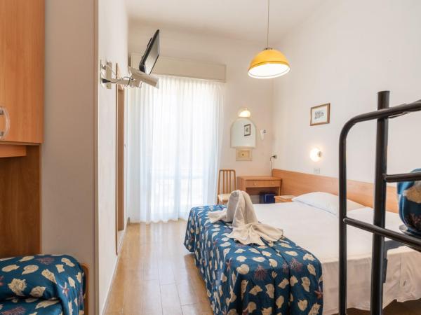 Hotel Milanese : photo 10 de la chambre chambre quintuple - vue latérale sur mer