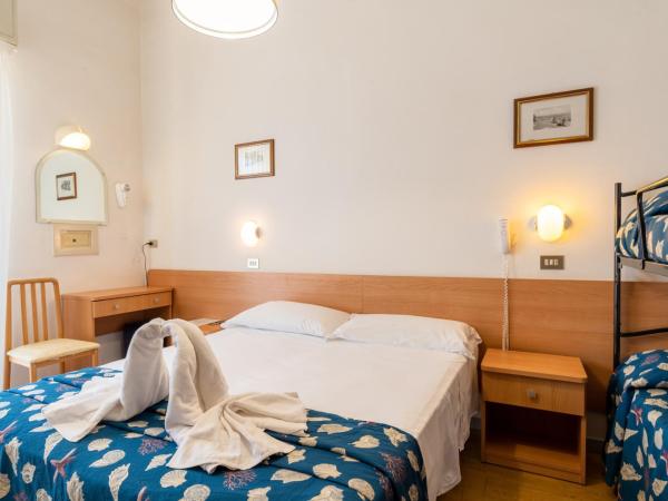 Hotel Milanese : photo 8 de la chambre chambre quintuple - vue latérale sur mer