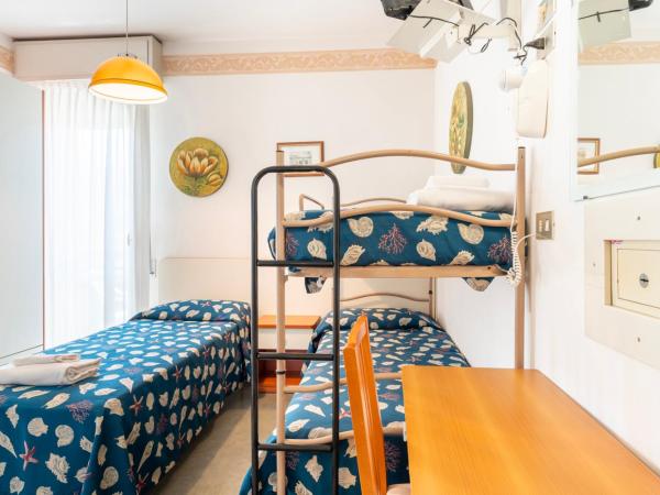 Hotel Milanese : photo 5 de la chambre chambre quintuple - vue latérale sur mer