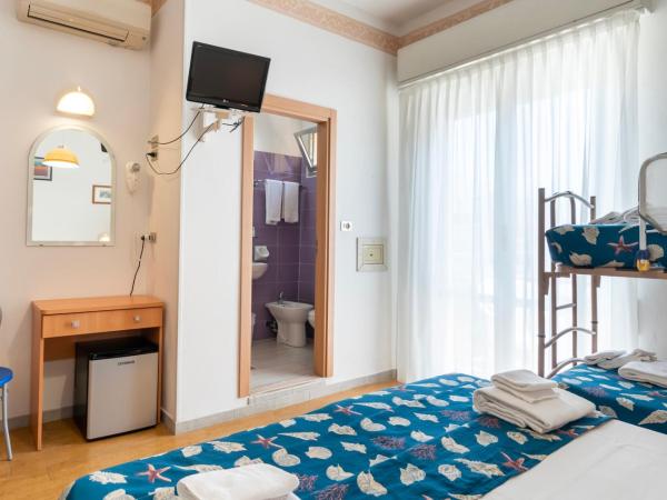 Hotel Milanese : photo 9 de la chambre chambre sextuple - vue latérale sur mer