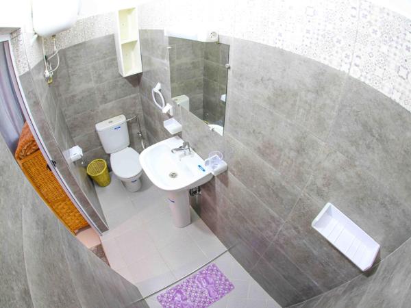 The Rina Hostel : photo 5 de la chambre chambre double avec salle de bains privative