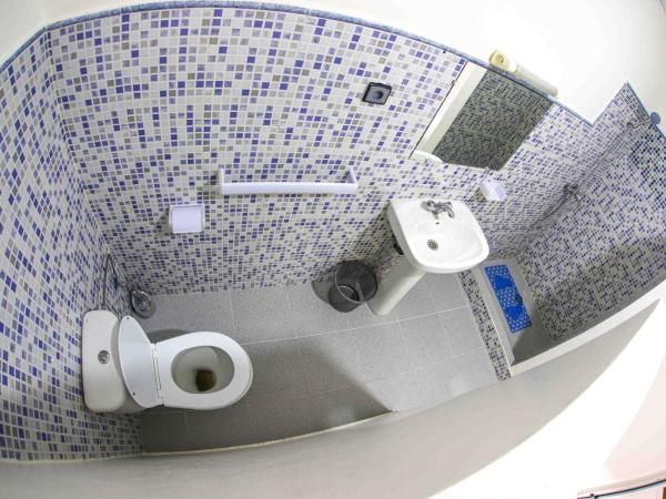 The Rina Hostel : photo 6 de la chambre chambre double avec salle de bains privative