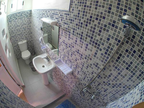 The Rina Hostel : photo 4 de la chambre chambre double avec salle de bains privative