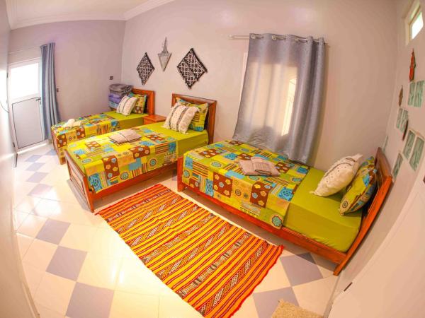 The Rina Hostel : photo 5 de la chambre chambre triple avec salle de bains privative