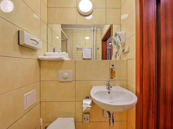 Best Western Hotel Portos : photo 2 de la chambre luxury triple room with three single beds - high floor