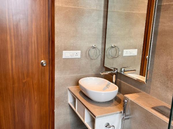 IP Royal Hotel - Couple Friendly Near Yamuna Sports Complex, Karkardooma New Delhi : photo 9 de la chambre chambre double deluxe