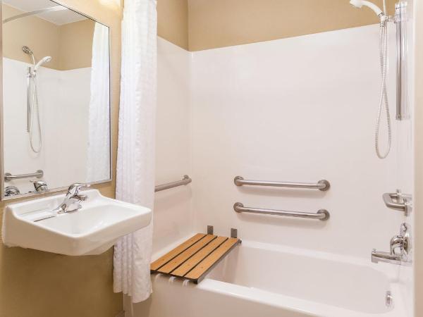 Candlewood Suites Houston I-10 East, an IHG Hotel : photo 2 de la chambre two-bedroom studio suite with accessible roll in shower - non-smoking