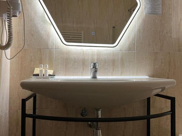 Hotel Suites Feria de Madrid : photo 1 de la chambre chambre double avec lit d'appoint (3 adultes)