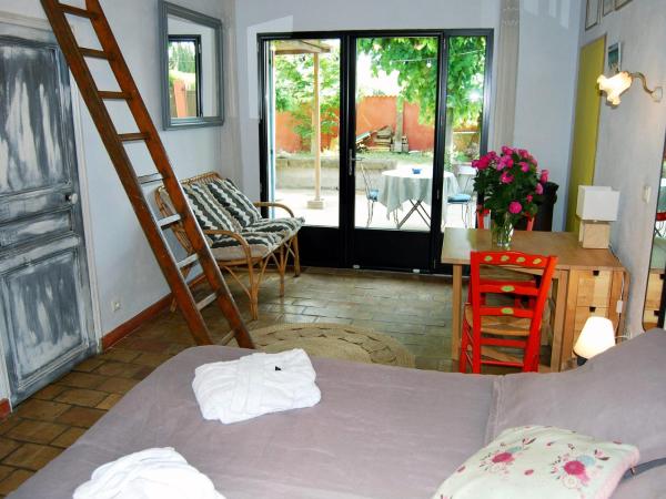 Les Volets Bleus Provence : photo 7 de la chambre studio avec terrasse