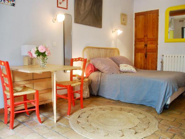 Les Volets Bleus Provence : photo 6 de la chambre studio avec terrasse