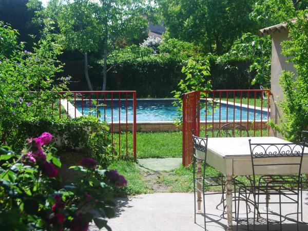 Les Volets Bleus Provence : photo 3 de la chambre chambre familiale (5 adultes)