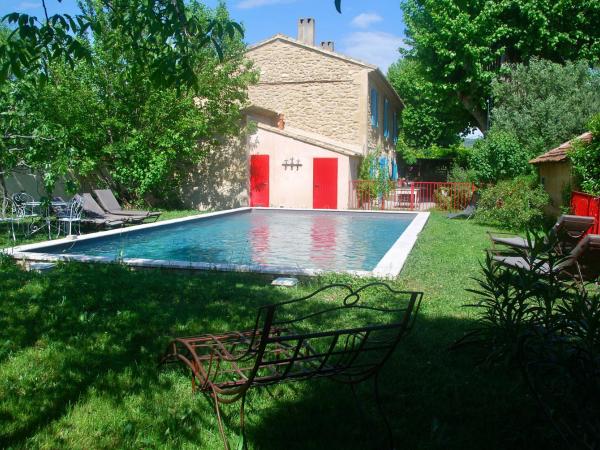 Les Volets Bleus Provence : photo 5 de la chambre studio avec vue sur jardin