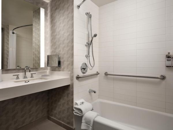 Hyatt Regency Los Angeles International Airport : photo 1 de la chambre chambre accessible aux personnes à mobilité réduite avec 2 lits queen-size et baignoire adaptée