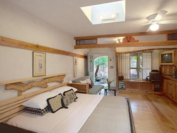 Les Artistes Inn : photo 6 de la chambre chambre lit king-size - vue sur jardin